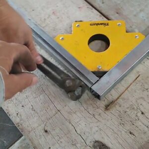Esquadro magnético para serralheria